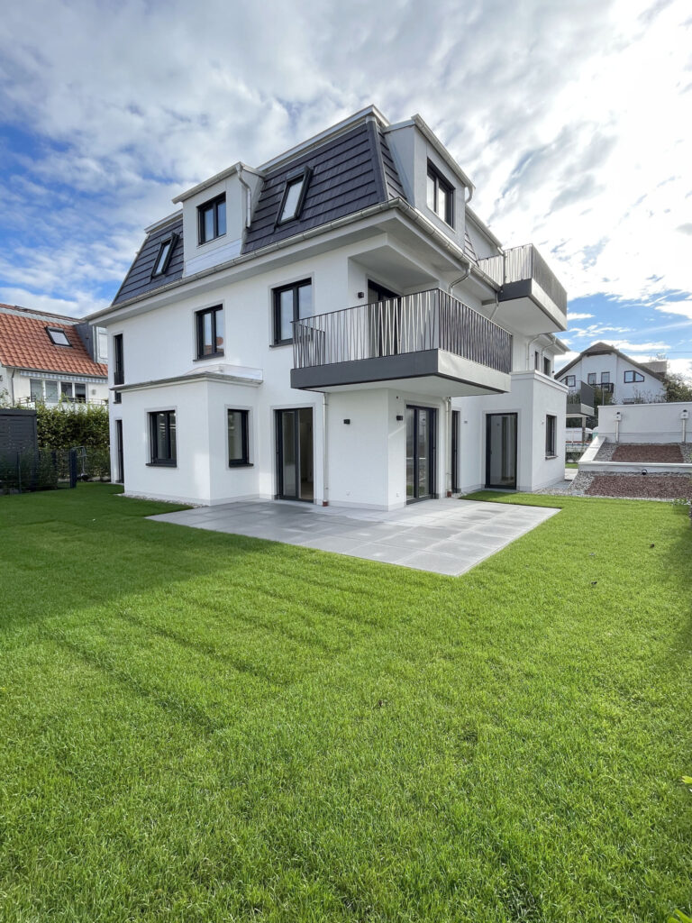 Edler Garten einer Neubau-Wohnung von DOMINO Bau in München-Trudering
