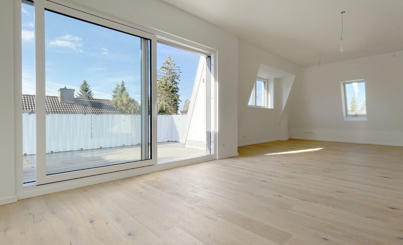 Wohn- und Esszimmer sowie Küche einer Neubau-Wohnung von DOMINO Bau in München-Trudering
