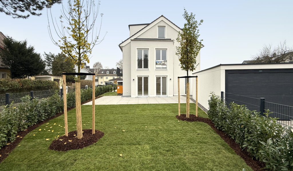Straßenansicht einer Neubau Doppelhaushälfte von DOMINO Bau in Garching