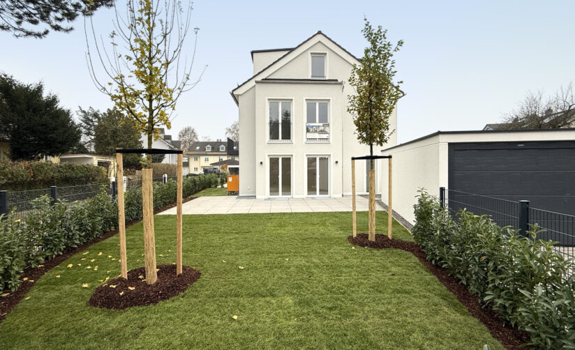 Straßenansicht einer Neubau Doppelhaushälfte von DOMINO Bau in Garching