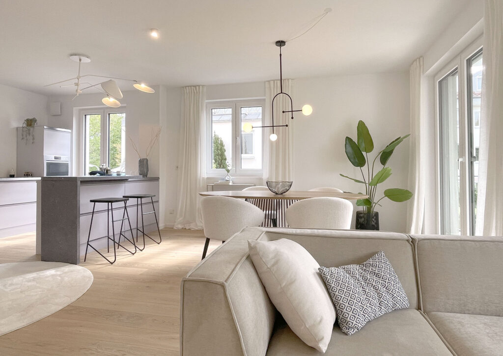 Wohnzimmer mit Essbereich und Küche