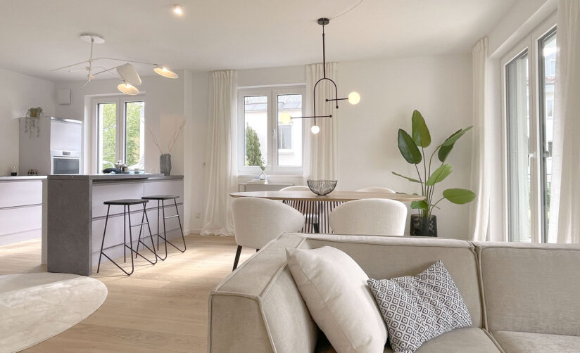 Wohnzimmer mit Essbereich und Küche