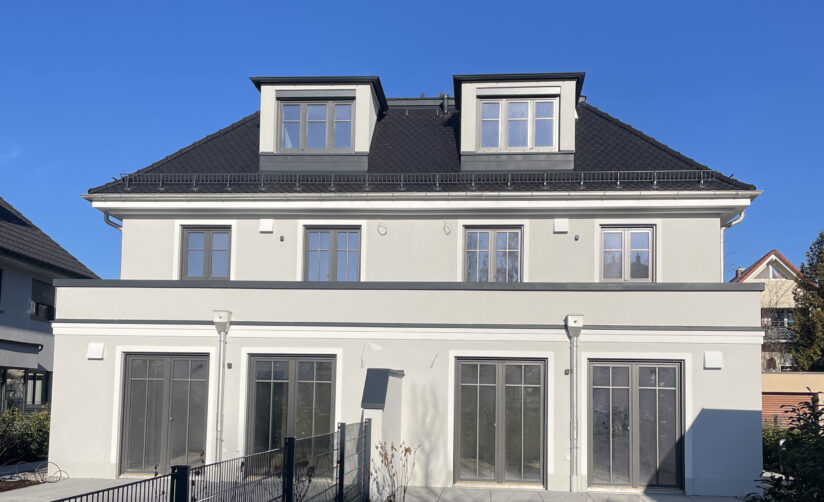 Doppelhaus_Neubau_blauer Himmel in Sendling
