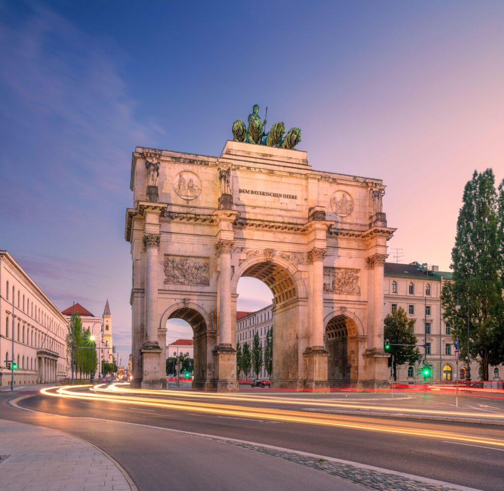 München Ludwigstraße, Siegestor im Sommer