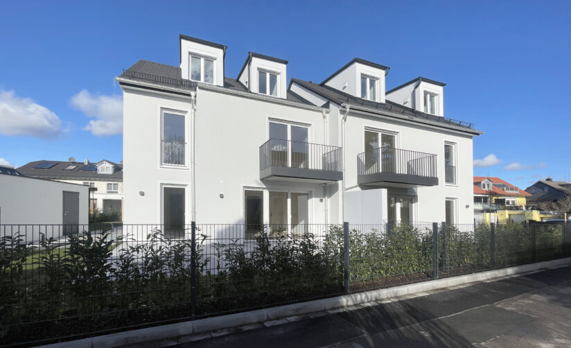 Foto Neubau Doppelhaus in Garching bei München von DOMINO Bau bei Sonnenschein