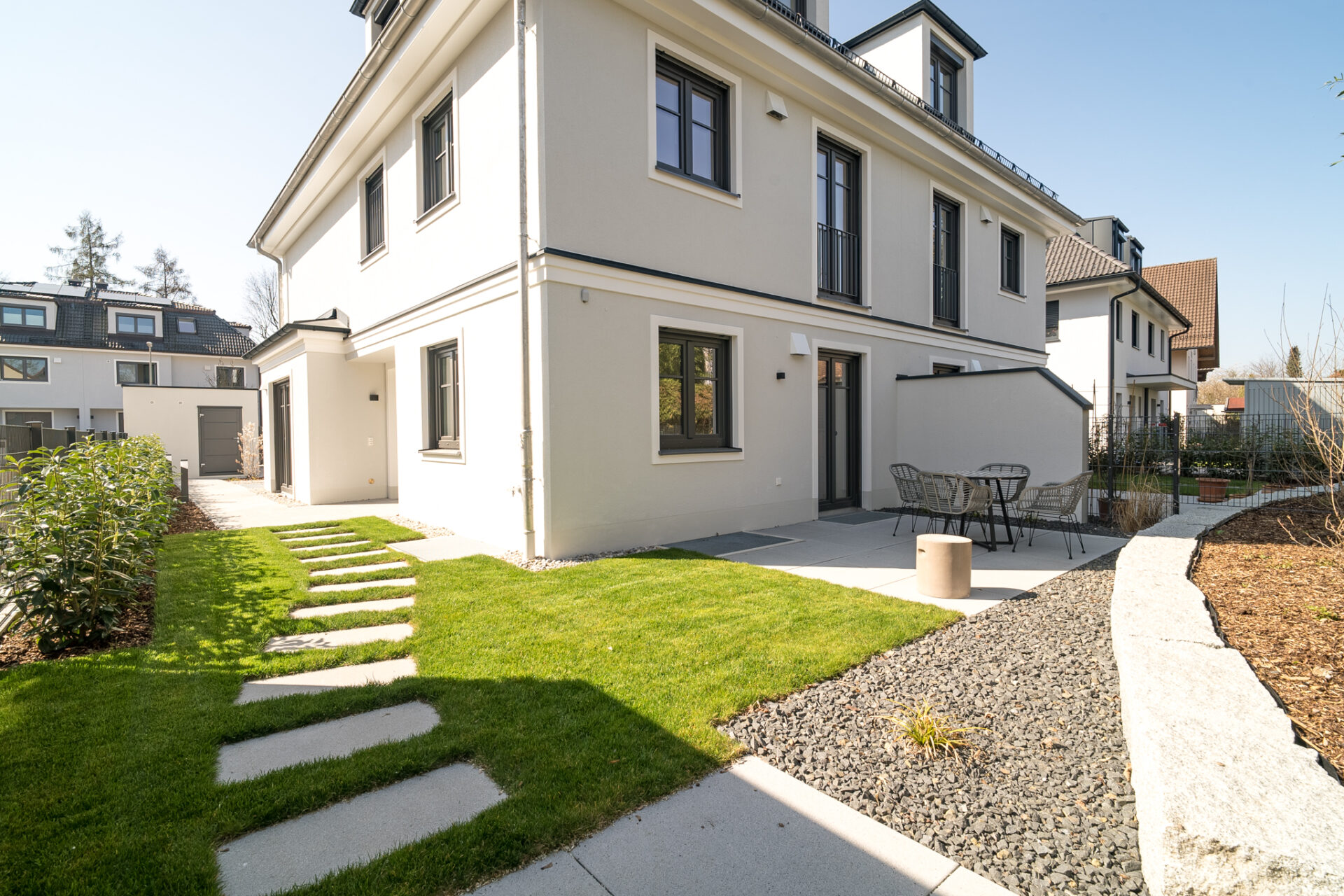 Foto einer Terrasse mit Ausrichtung Norden Doppelhaus Neubau München Sendling von DOMINO Bau