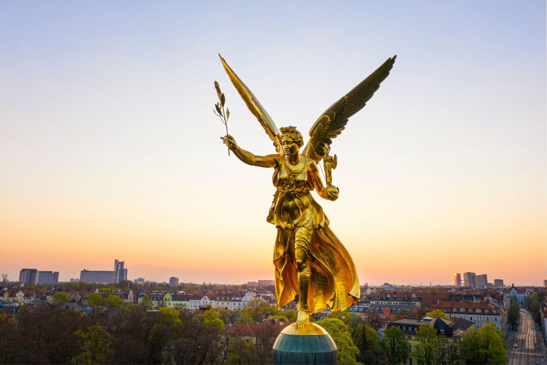 Drohnenaufnahme Friedensengel, Blick über München, Sonnenaufgang