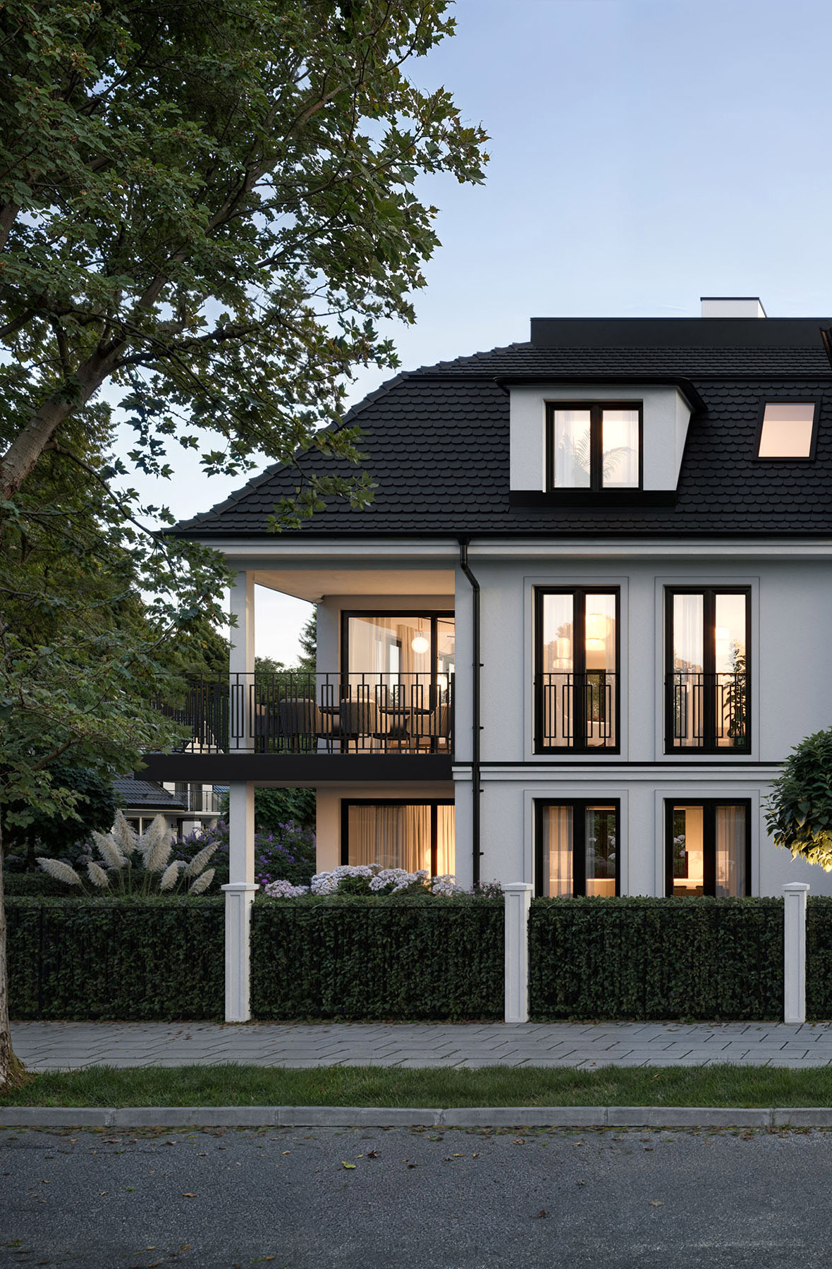 FR09 | Straßenansicht Süd Anschnitt Visualisierung einer Dreifamilienvilla von DOMINO Bau in München Bogenhausen, Abendansicht, Hausansicht Süd im Anschnitt
