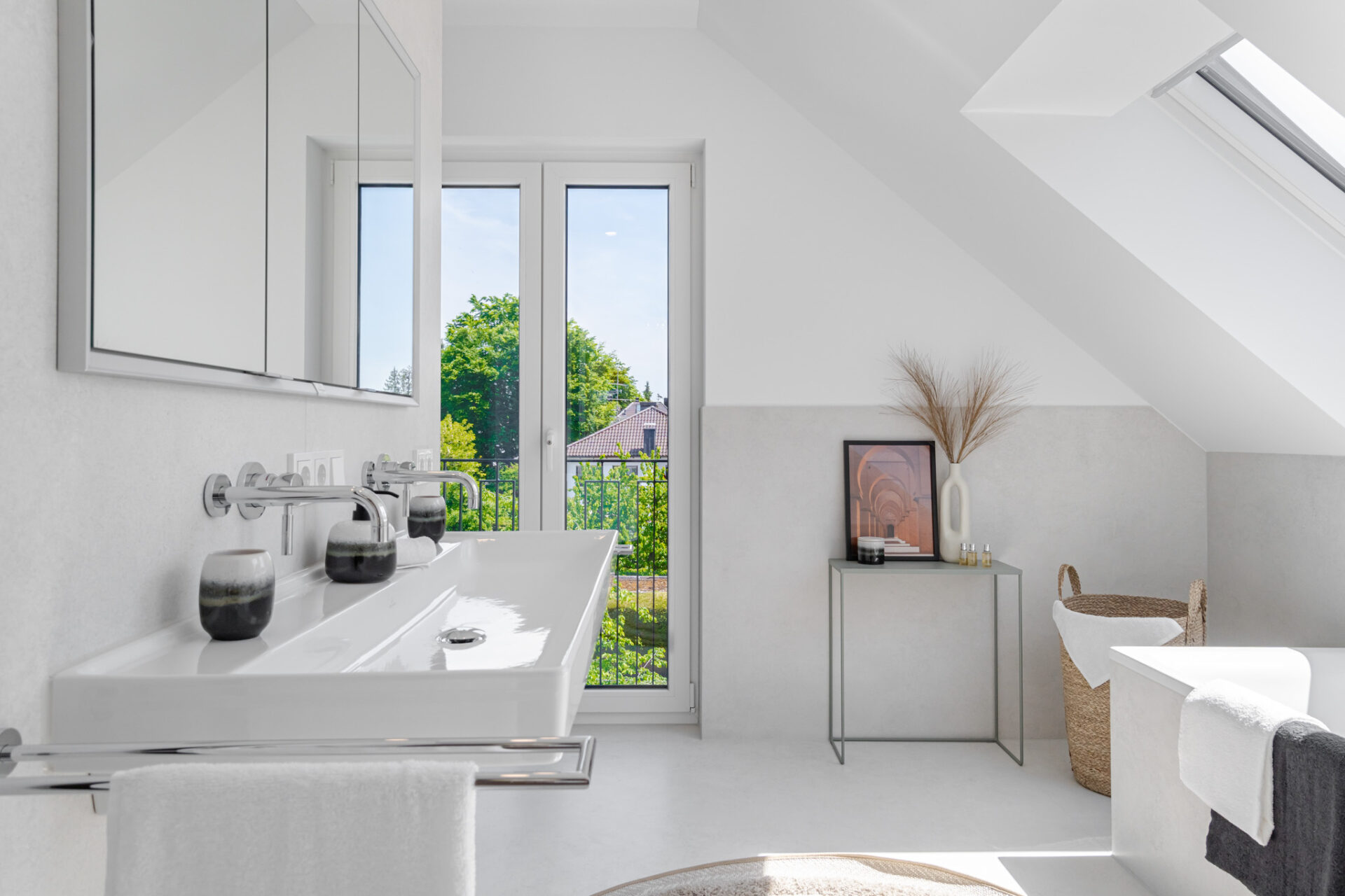 Masterbad mit bodentiefen Fenster im Dachgeschoss; Neubau Doppelhaus von DOMINO Bau in München Obermenzing
