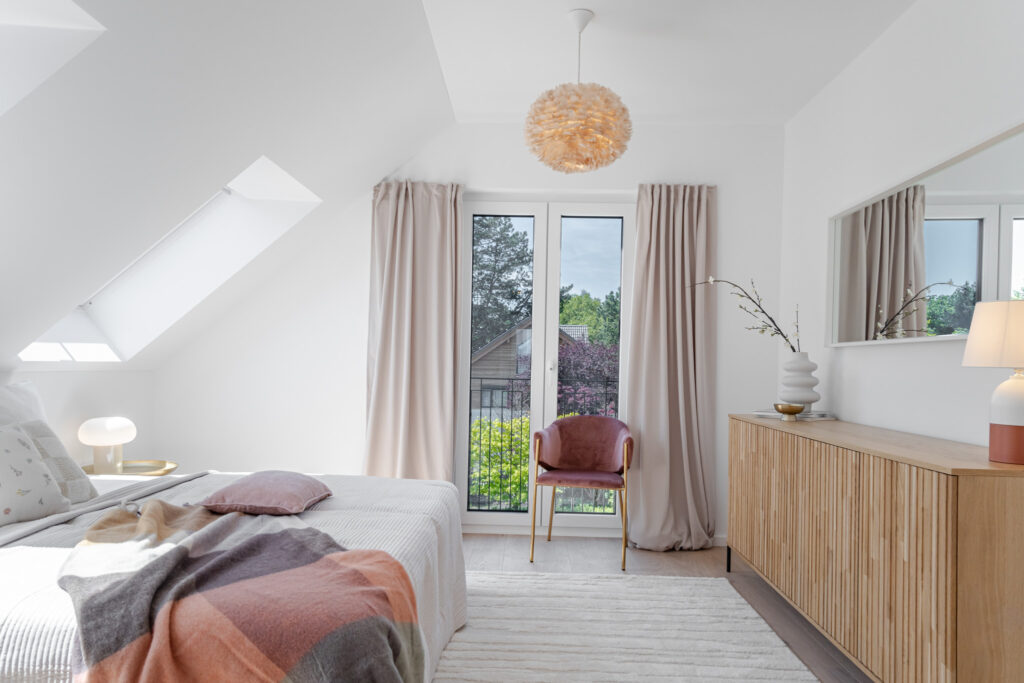 Schlafzimmer mit bodentiefen Fenster im Dachgeschoss; Neubau Doppelhaus von DOMINO Bau in München Obermenzing