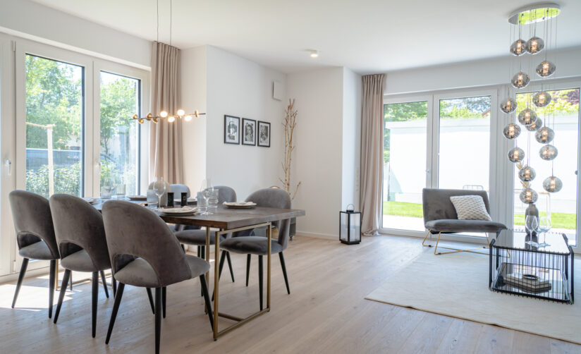 Wohnzimmer Doppelhaushälfte; Neubau Doppelhaus von DOMINO Bau in München Obermenzing