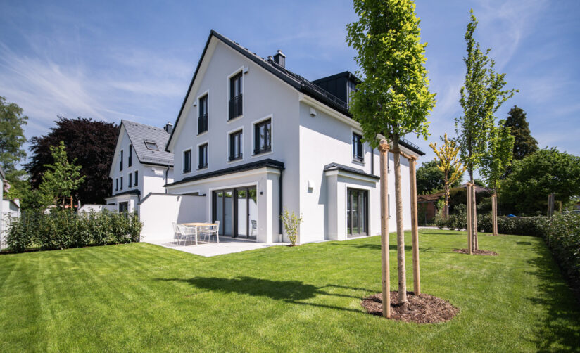 Ansicht Haus mit Garten und Terrasse; Neubau Doppelhaus von DOMINO Bau in München Obermenzing