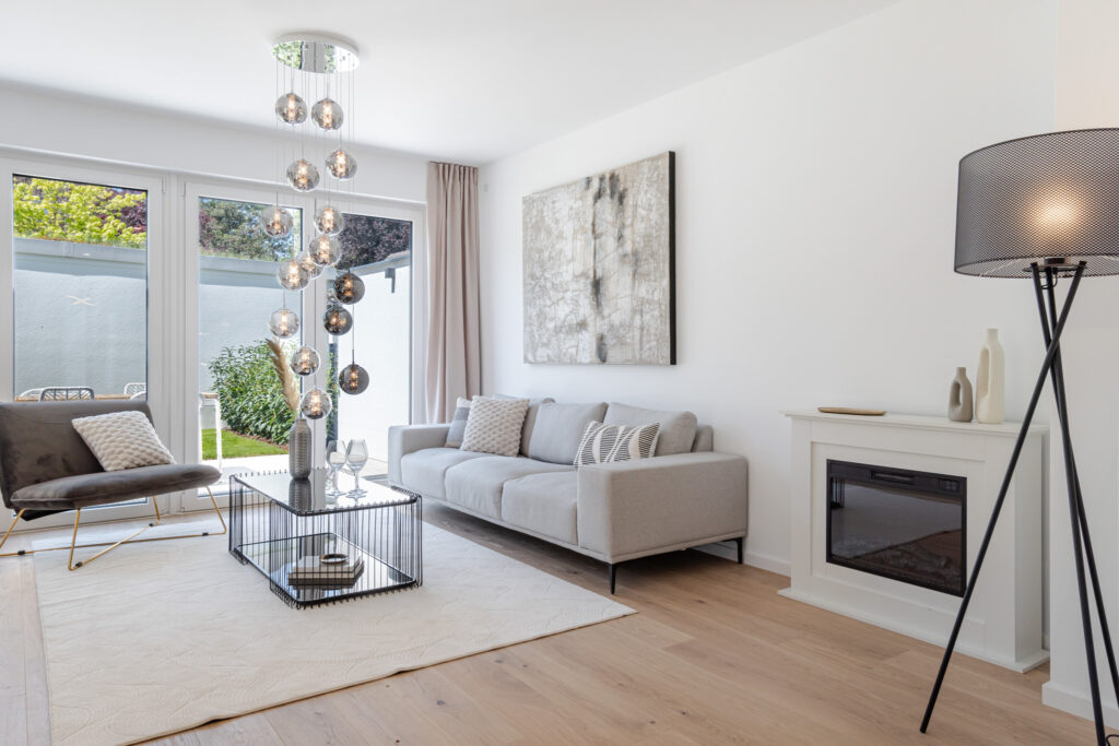 Wohnecke mit Kamin; Neubau Doppelhaus von DOMINO Bau in München Obermenzing