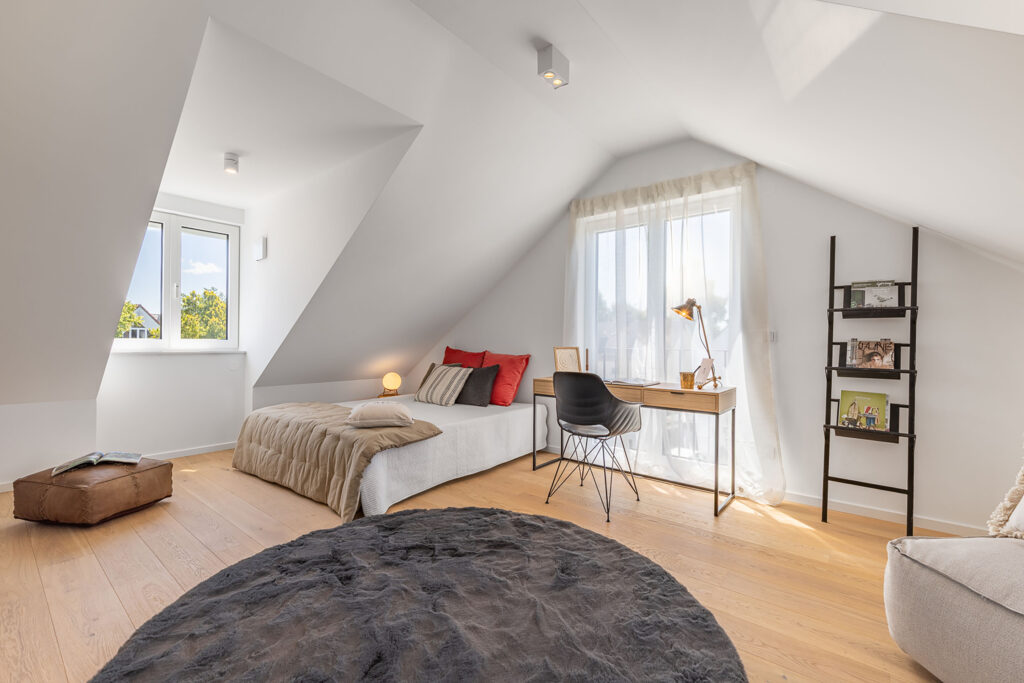 Foto eines Jugendzimmers im Dachgeschoss im Neubau Doppelhaus in Garching bei München von DOMINO Bau