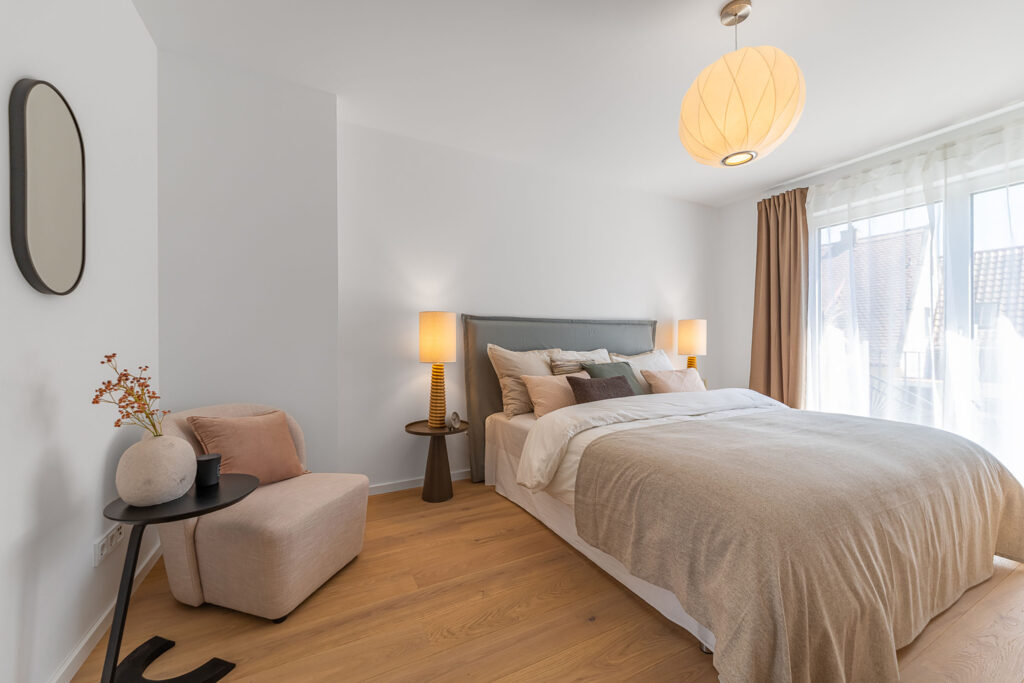 Foto eines Schlafzimmers mit Bett im Neubau Doppelhaus in Garching bei München von DOMINO Bau
