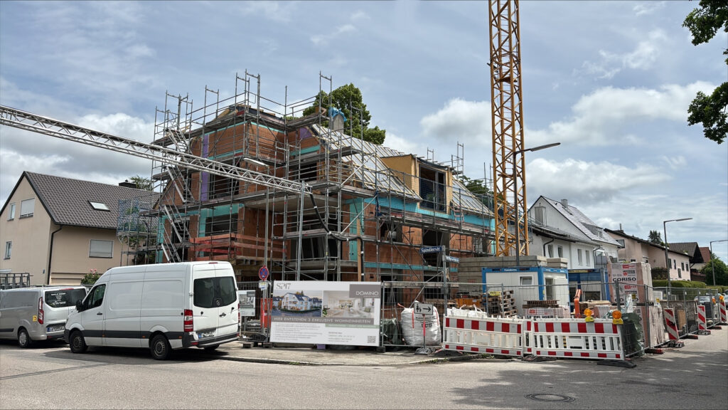 Foto einer Baustelle in Solln, Rohbau/Neubau eines Dreifamilienhauses von DOMINO Bau