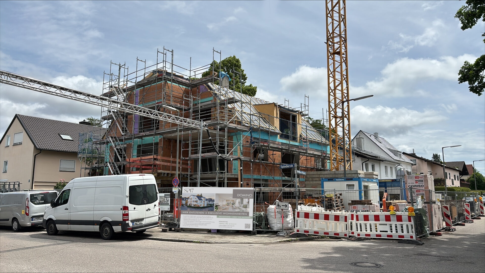 Foto einer Baustelle in Solln, Rohbau/Neubau eines Dreifamilienhauses von DOMINO Bau