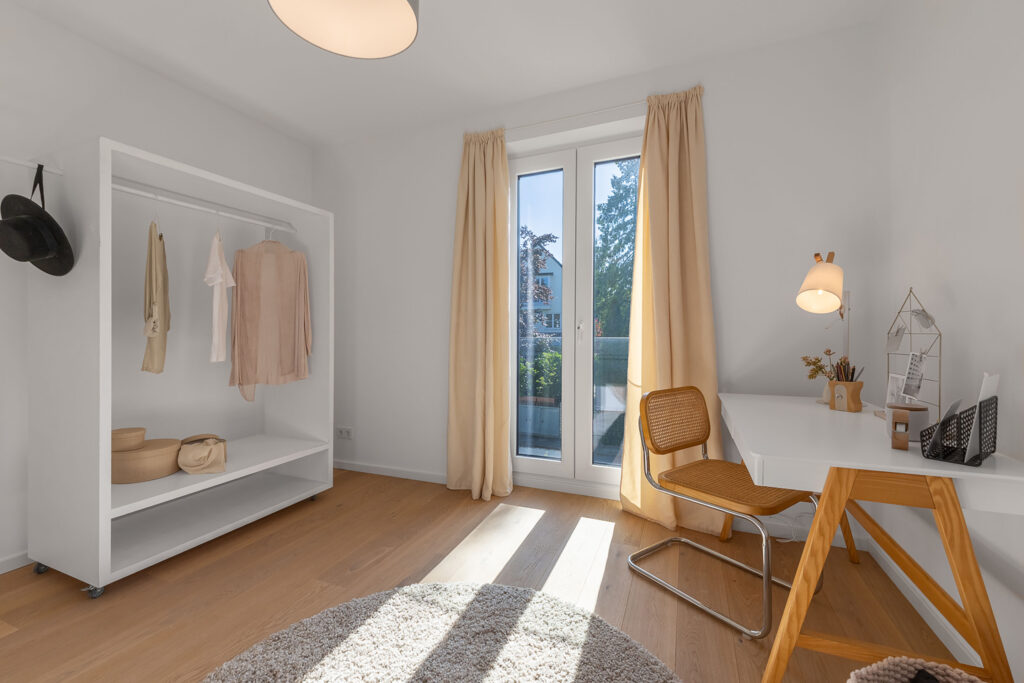 Foto eines Kinderzimmers mit Schreibtisch in einem Neubau Mehrfamilienhauses mit fünf Wohnungen und Tiefgarage von DOMINO Bau in der Thaddäus-Eck-Straße in München-Obermenzing