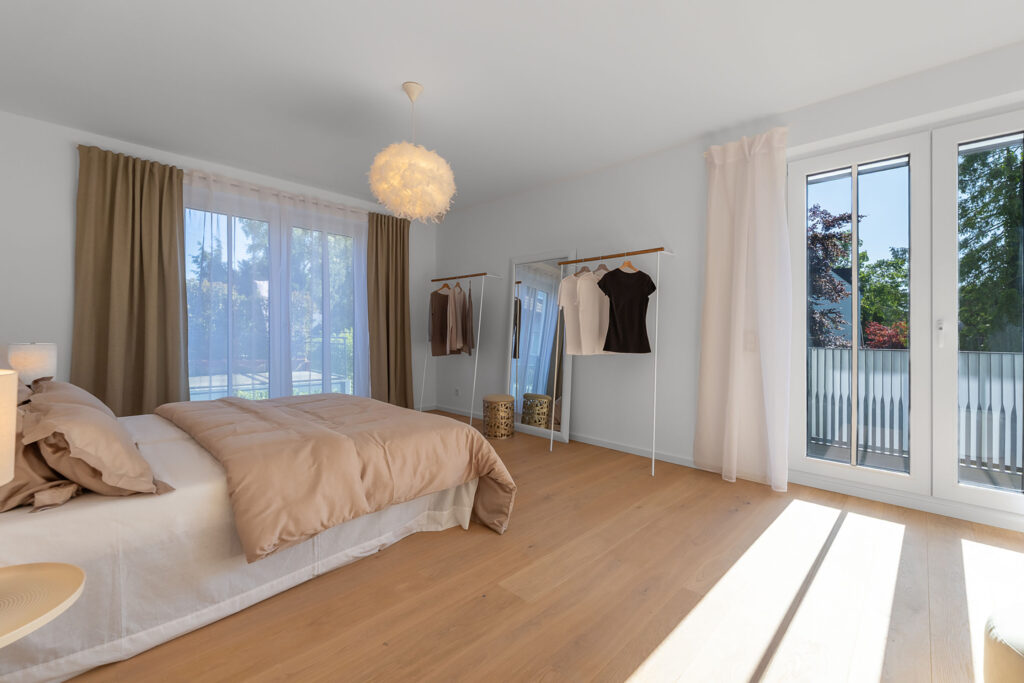 Foto eines Schlafzimmers mit bodentiefen Fenstern in einem Neubau Mehrfamilienhauses mit fünf Wohnungen und Tiefgarage von DOMINO Bau in der Thaddäus-Eck-Straße in München-Obermenzing