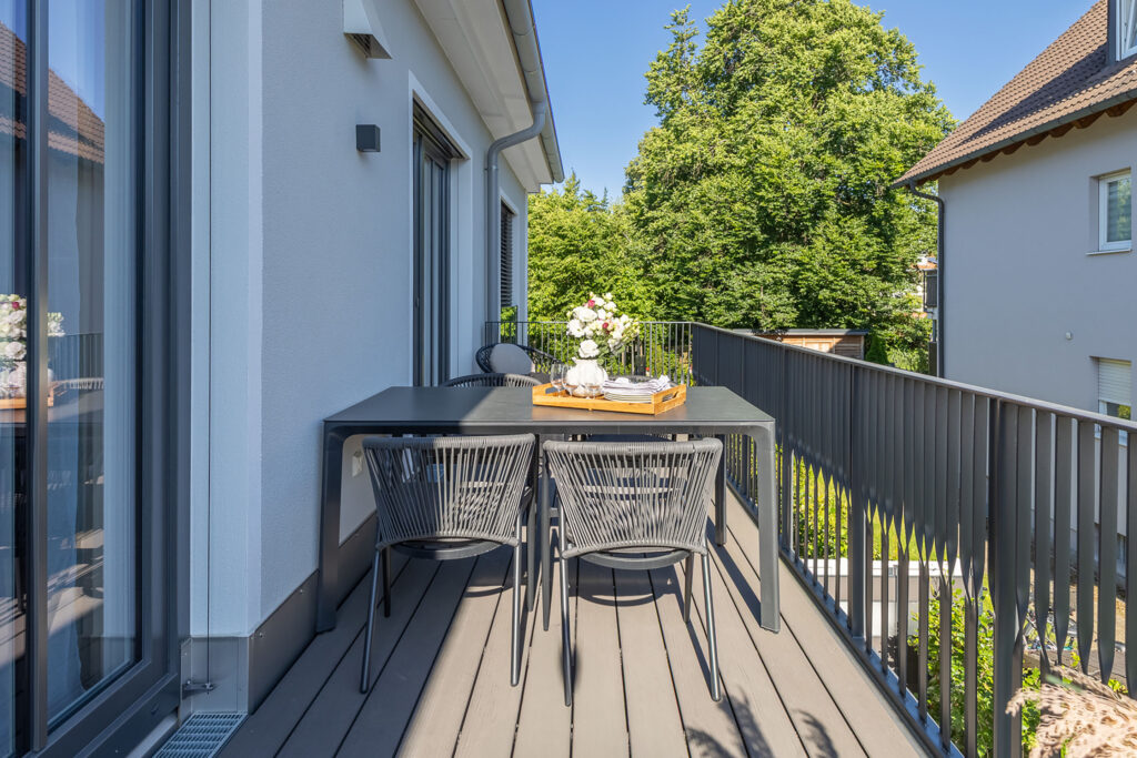 Foto eines Balkons Richtung Süden in einem Neubau Mehrfamilienhauses mit fünf Wohnungen und Tiefgarage von DOMINO Bau in der Thaddäus-Eck-Straße in München-Obermenzing