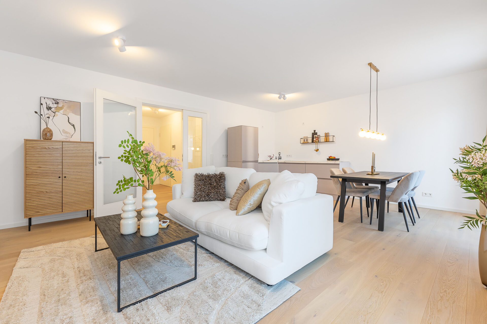 Foto eines Wohnzimmers in einem Neubau Mehrfamilienhauses mit fünf Wohnungen und Tiefgarage von DOMINO Bau in der Thaddäus-Eck-Straße in München-Obermenzing