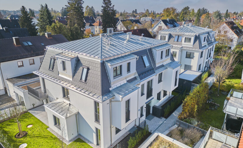 Drohnenaufnahme zweier Neubau Mehrfamilienhäuser in Trudering, erbaut von DOMINO Bau mit insgesamt 8 Eigentumswohnugnen