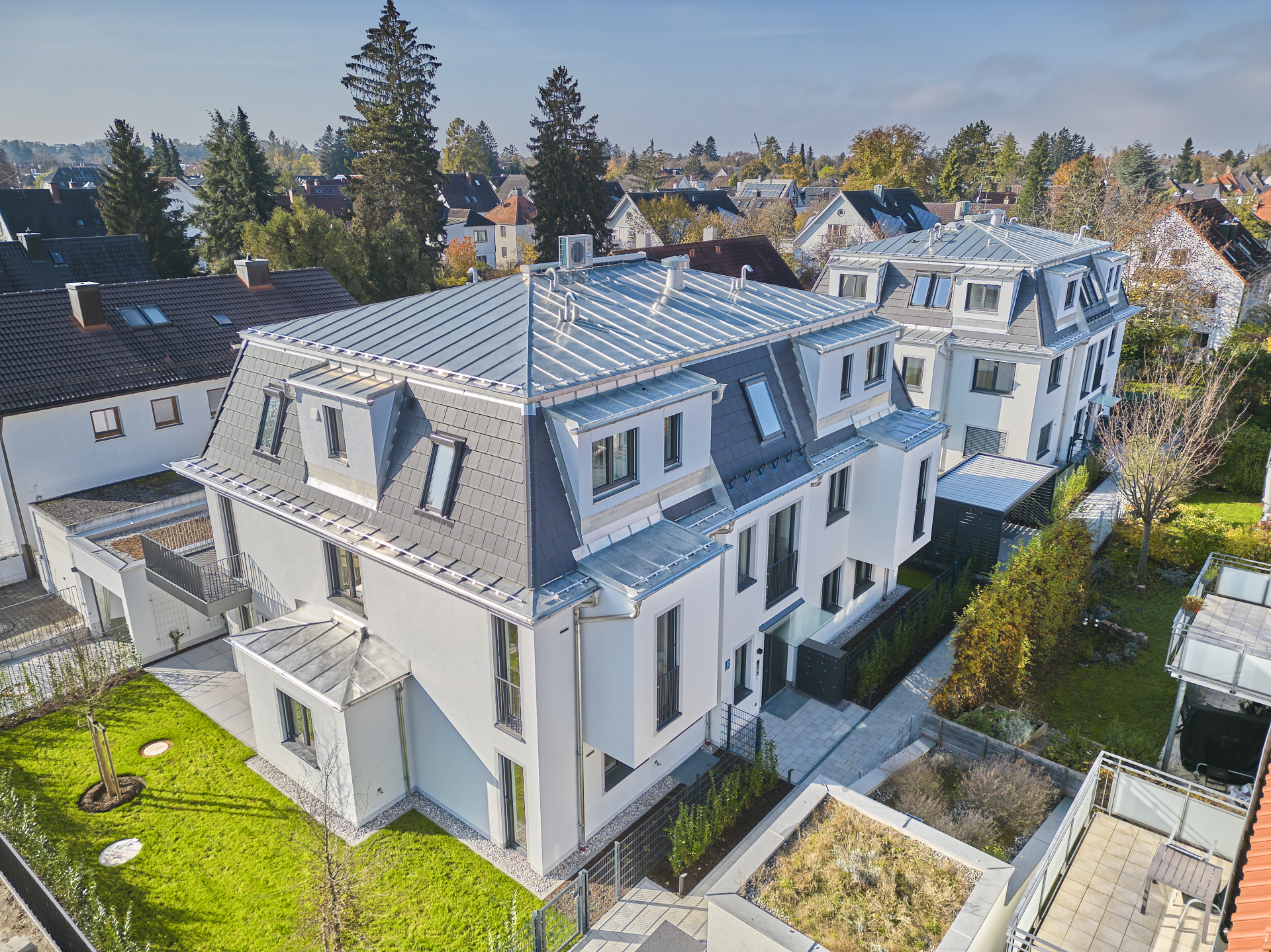 Drohnenaufnahme zweier Neubau Mehrfamilienhäuser in Trudering, erbaut von DOMINO Bau mit insgesamt 8 Eigentumswohnugnen