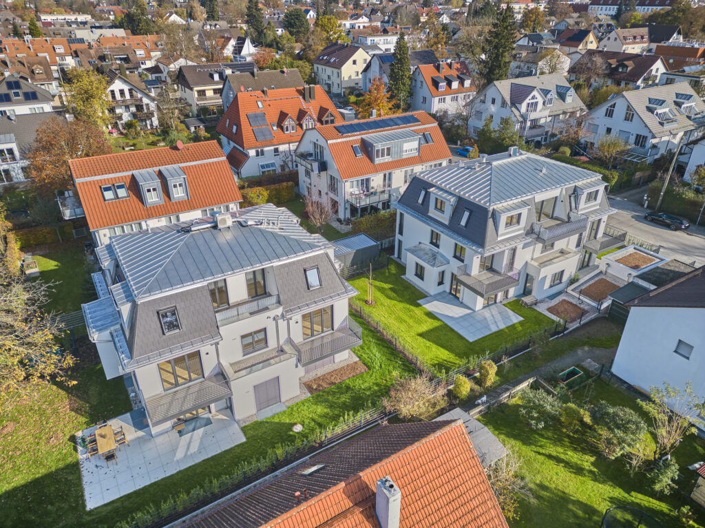 Drohnenaufnahme zweier Neubau Mehrfamilienhäuser in Trudering, erbaut von DOMINO Bau mit insgesamt 8 Eigentumswohnugnen