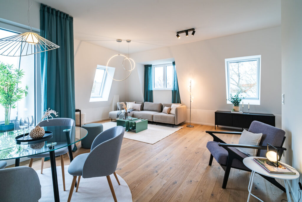 Foto eines Wohnzimmers im Dachgeschoss einer bezugsfertigen Neubauwohnung in Trudering