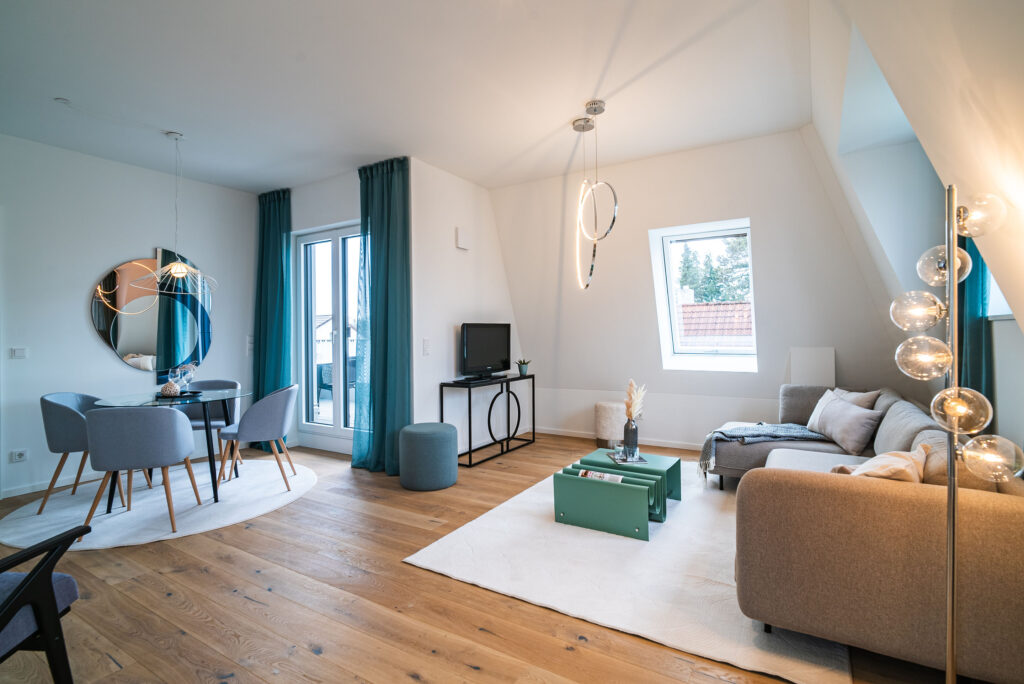 Foto eines Wohnzimmers im Dachgeschoss einer bezugsfertigen Neubauwohnung in Trudering