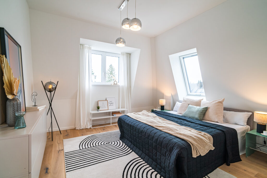 Foto eines Schlafzimmers im Dachgeschoss einer bezugsfertigen Neubauwohnung in Trudering