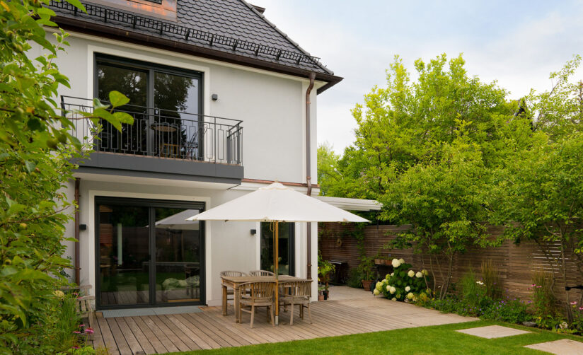 Blick auf die Terrasse eines Neubau Doppelhauses in München Bogenhausen von DOMINO Bau