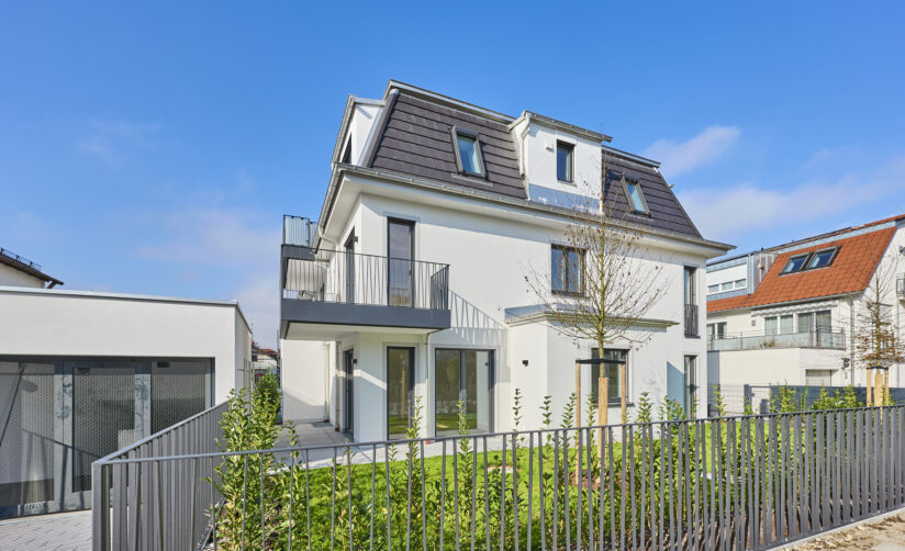 Ansicht eines stilvollen, modernen Mehrfamilienhauses von DOMINO Bau