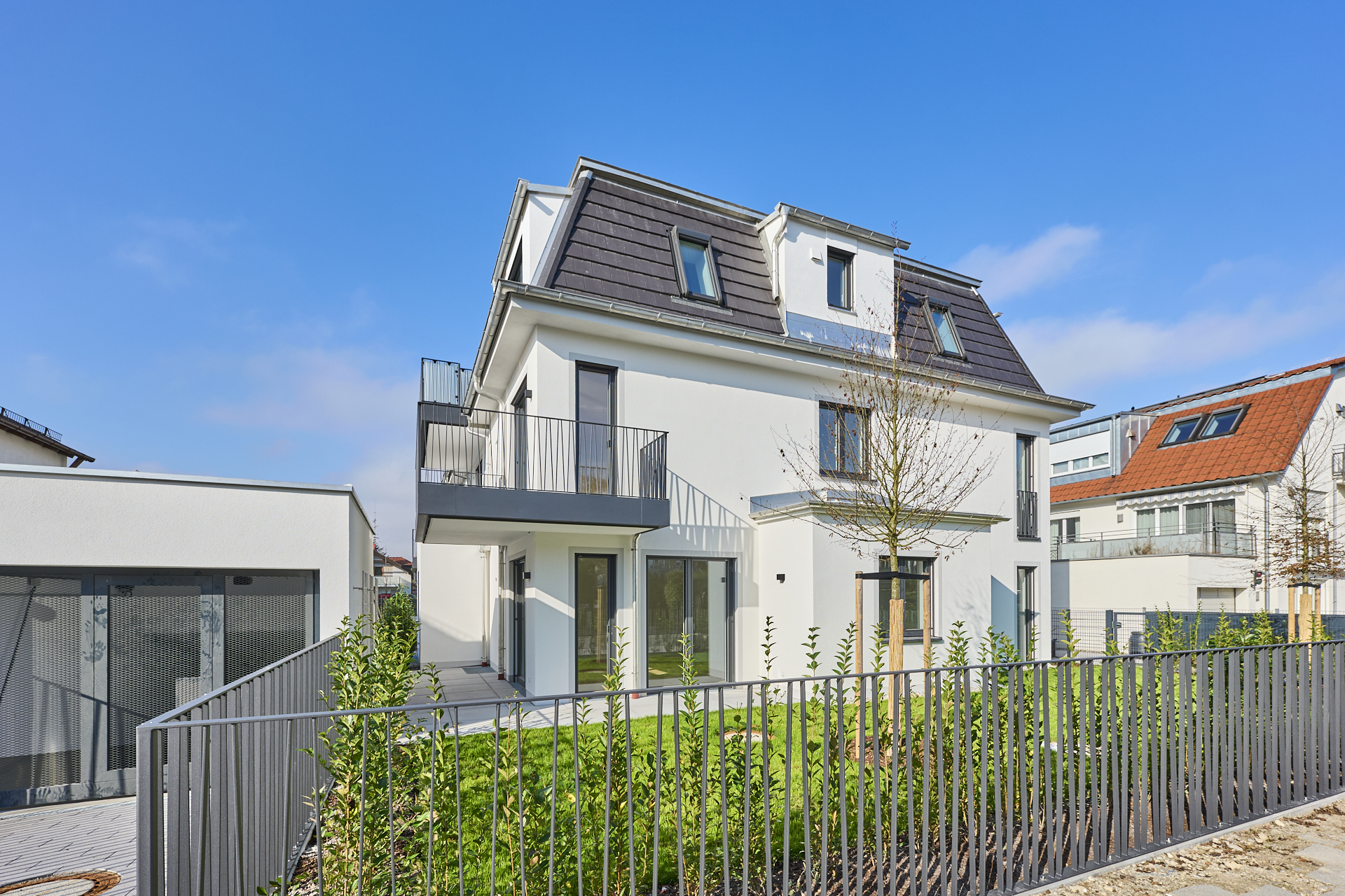 Ansicht eines stilvollen, modernen Mehrfamilienhauses von DOMINO Bau
