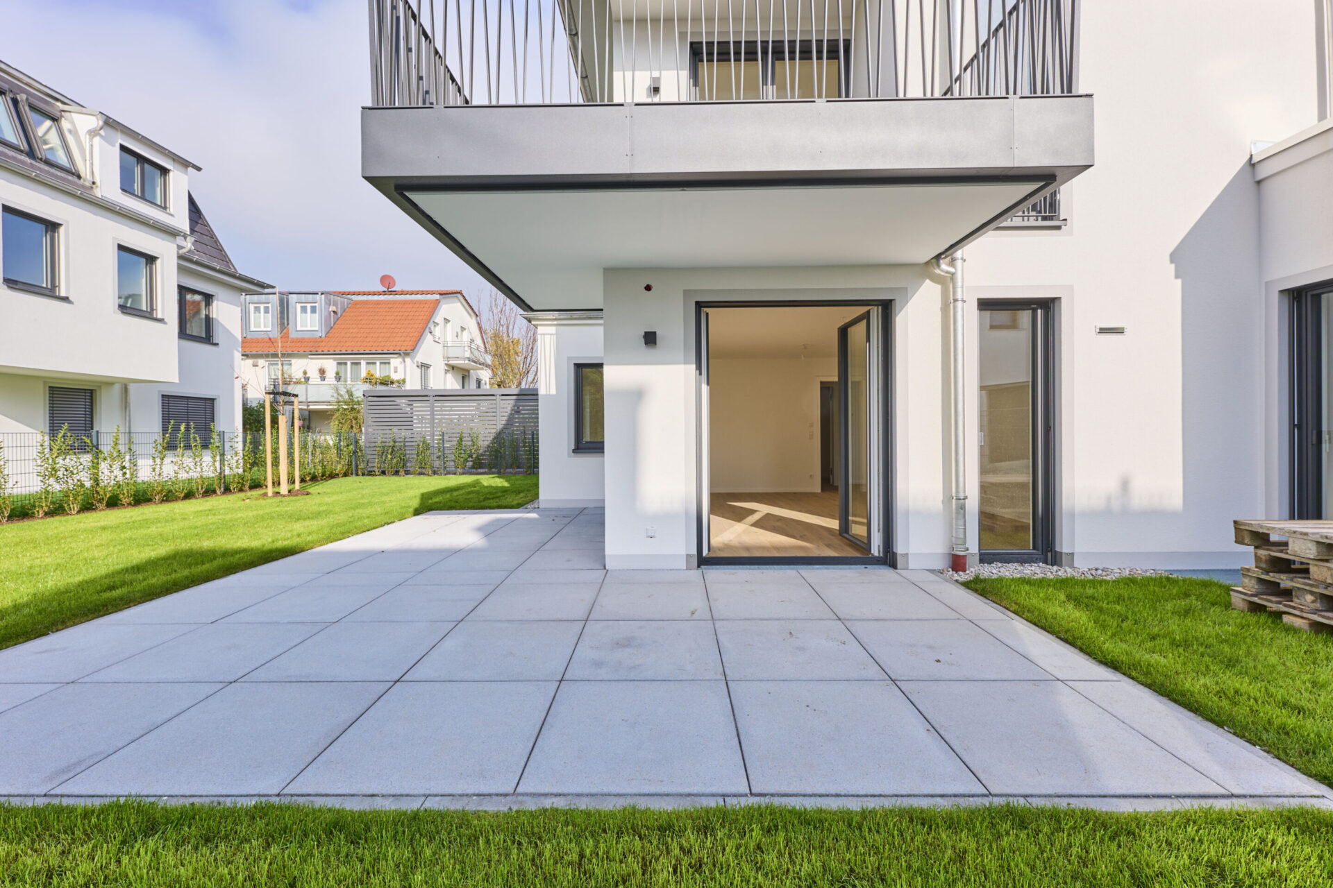 Blick auf die Terrasse eines stilvollen, modernen Mehrfamilienhauses von DOMINO Bau