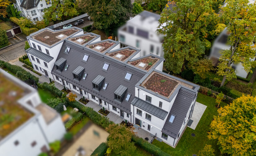 Luftaufnahme von sechs Stadthäusern von DOMINO Bau in Obermenzing