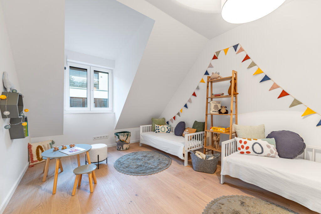 Foto von einem Kinderzimmer in einem Stadthaus von DOMINO Bau in Obermenzing