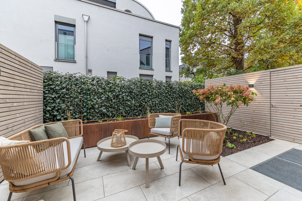Foto von einem Terrassengarten in einem Stadthaus von DOMINO Bau in Obermenzing
