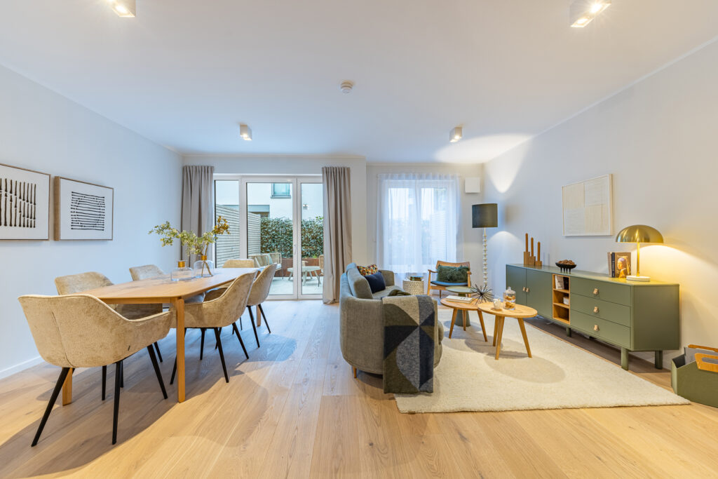 Foto von einem Wohn-Essbereich in einem Stadthaus von DOMINO Bau in Obermenzing