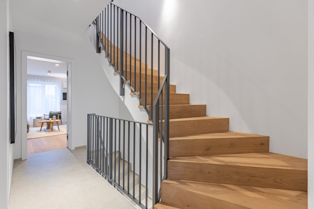 Foto von einem Treppenaufgang in einem Stadthaus von DOMINO Bau in Obermenzing