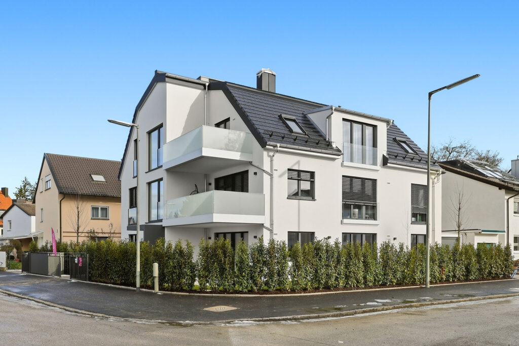 Foto eines Neubau Mehrfamilienhauses mit drei Wohnungen von DOMINO Bau in München Solln