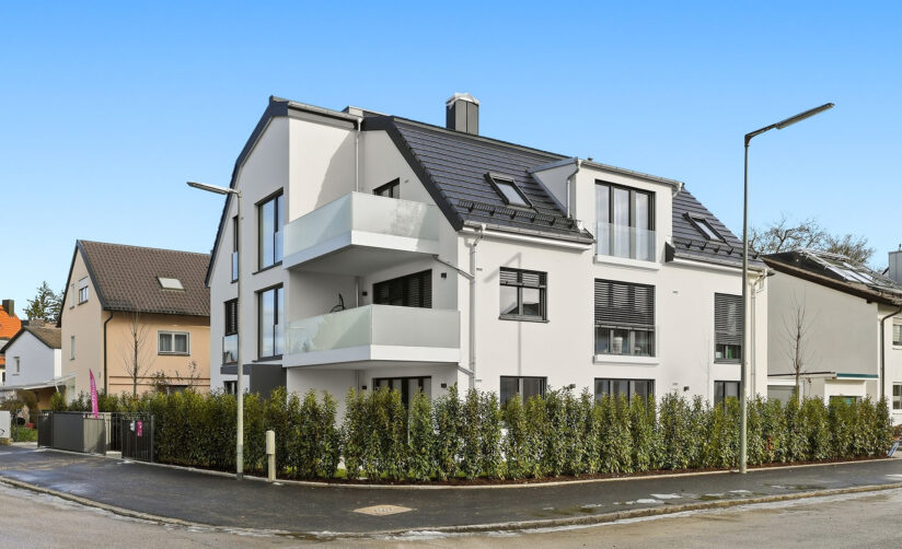 Foto eines Neubau Mehrfamilienhauses mit drei Wohnungen von DOMINO Bau in München Solln