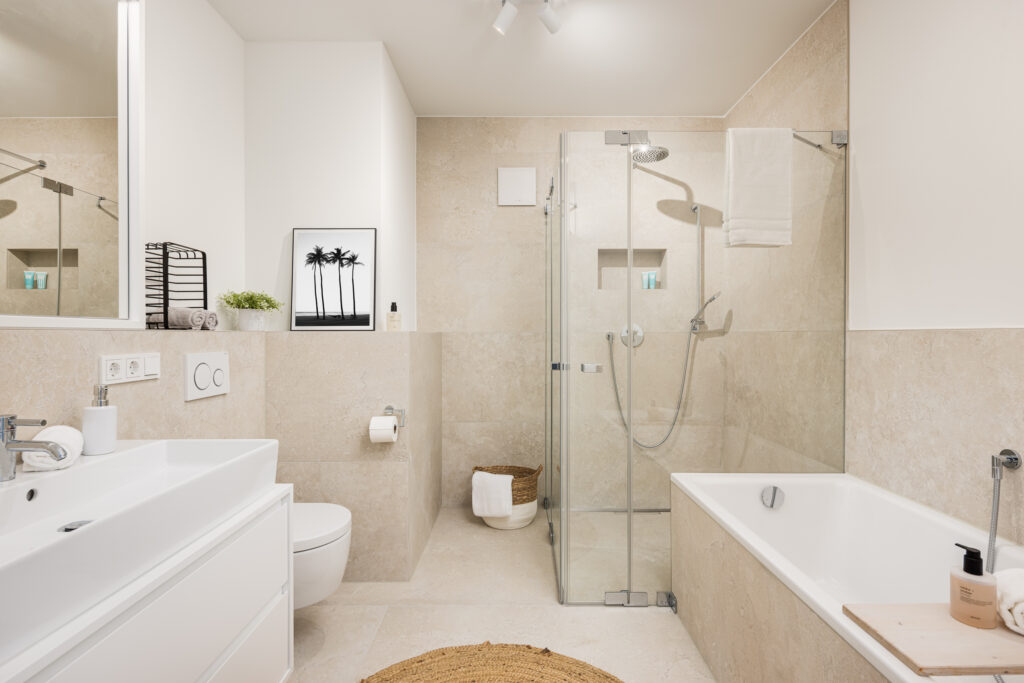 Foto eines Bades im Erdgeschoss einer bezugsfertigen Neubauwohnung in Trudering von Domino Bau