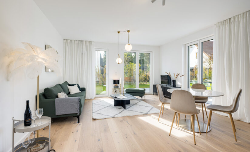 Foto eines Wohnzimmers im Erdgeschoss einer bezugsfertigen Neubauwohnung in Trudering von Domino Bau