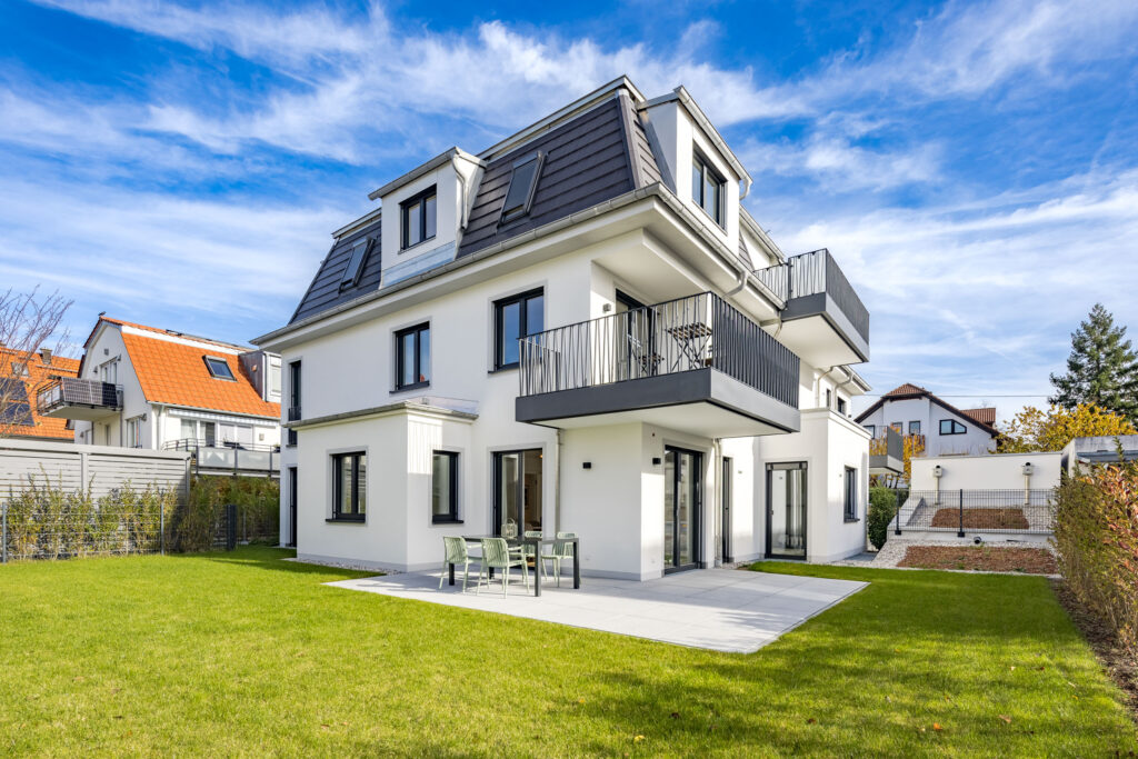 Foto einer Terrasse mit Garten im Erdgeschoss einer bezugsfertigen Neubauwohnung in Trudering von Domino Bau