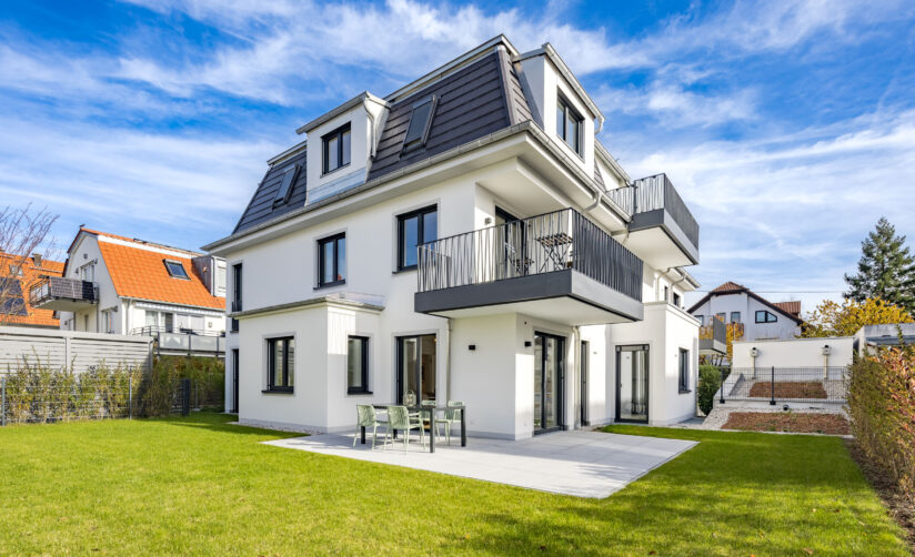 Foto einer Terrasse mit Garten im Erdgeschoss einer bezugsfertigen Neubauwohnung in Trudering von Domino Bau