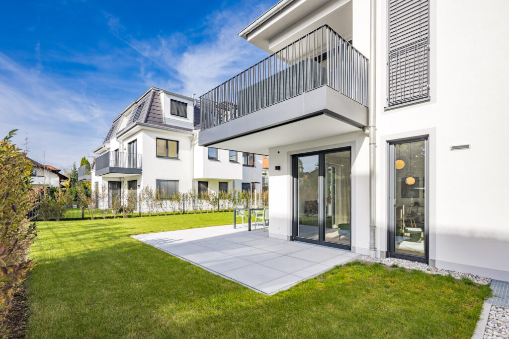 Foto einer Terrasse mit Garten im Erdgeschoss einer bezugsfertigen Neubauwohnung in Trudering von Domino Bau