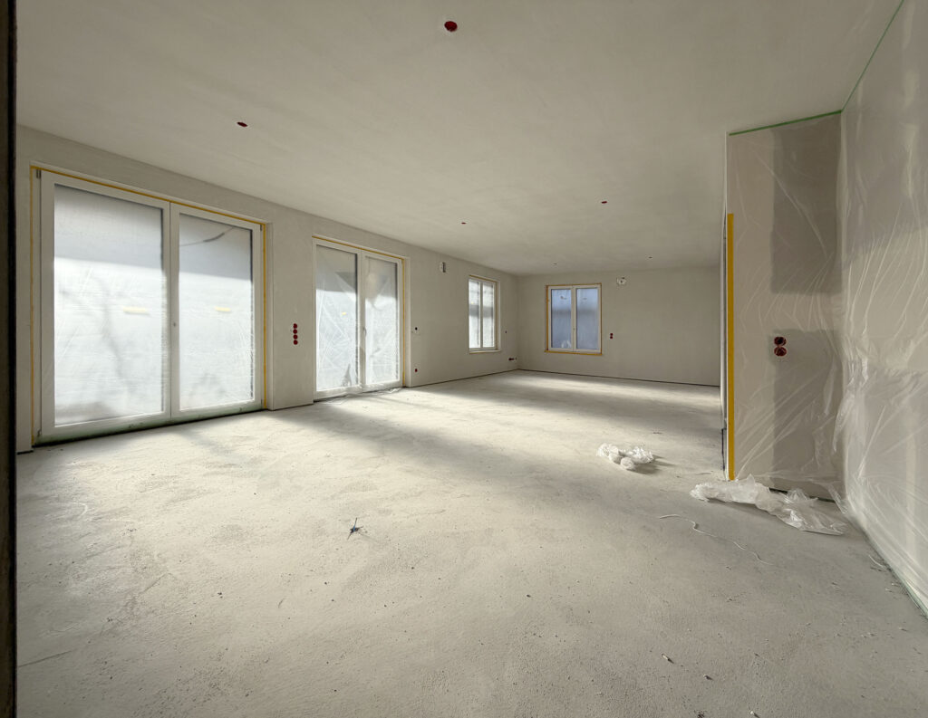 Foto eines Rohbaus Mehrfamilienhaus mit fünf Wohnungen von DOMINO Bau in München Nymphenburg (Jan 26)