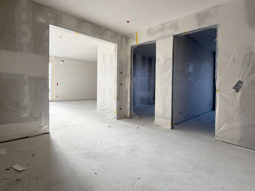 Foto eines Rohbaus Mehrfamilienhaus mit fünf Wohnungen von DOMINO Bau in München Nymphenburg (Jan 26)