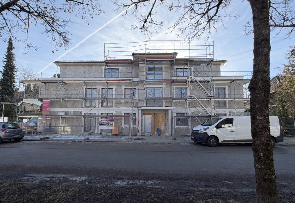 Foto eines Rohbaus Mehrfamilienhaus mit fünf Wohnungen von DOMINO Bau in München Nymphenburg (Jan 26)